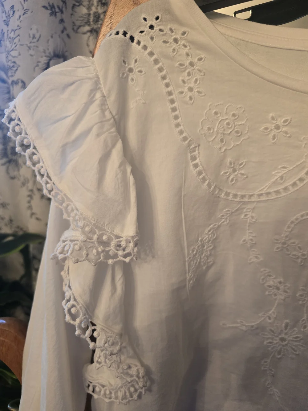 Women's J. Crew White Eyelet Ruffle Blouse sz Med
